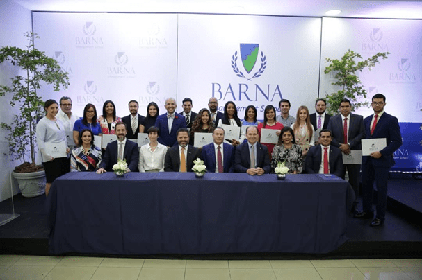Barna Management School hace entrega de ΓCBecas a la ExcelenciaΓC¥ como parte de su compromiso social
