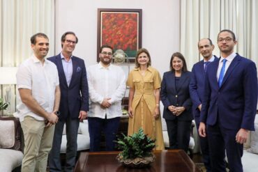 Raquel Peña entrega reconocimiento a ganadores mundiales del Ben Graham Stock Picking Competition de BARNA