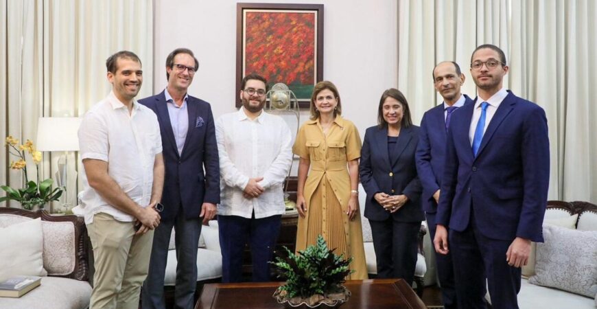 Raquel Peña entrega reconocimiento a ganadores mundiales del Ben Graham Stock Picking Competition de BARNA