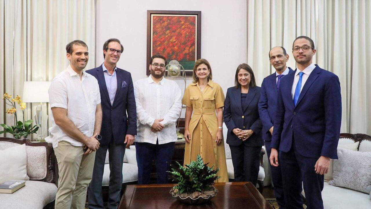 Raquel Peña entrega reconocimiento a ganadores mundiales del Ben Graham Stock Picking Competition de BARNA