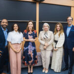 Grupo de profesionales posando en un aula académica durante una actividad institucional de Barna Management School, en un entorno de formación directiva y diálogo académico